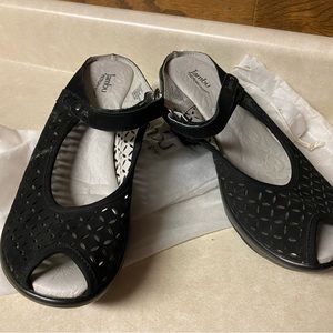 New never warn & still have the shoe bags they came in but don’t have the box.